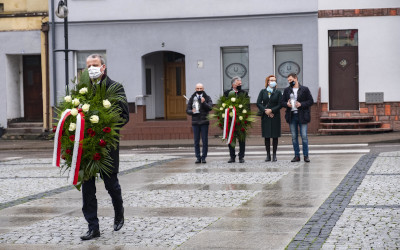 zdjęcie: Wojewoda w Margoninie uczcił pamięć ofiar katastrofy smoleńskiej