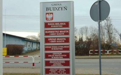 zdjęcie tablicy informacyjnej urzędu gminy Budzyń