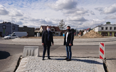 zdjęcie: radny woj. wielkopolskiego, Zastępca Burmistrza Margonina na budowie ronda w Margoninie
